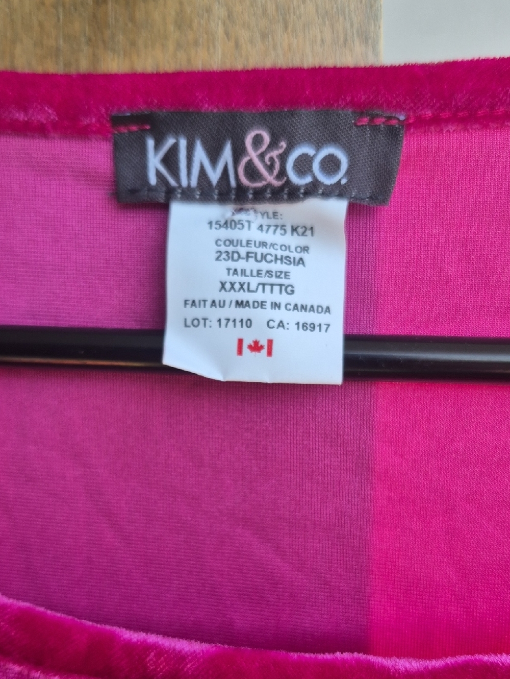 KIM&CO- CRUSHED VELVET TOP - Picture 2 of 3